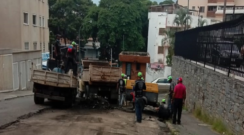 Realizan trabajos de asfaltado en Los Chaguaramos
