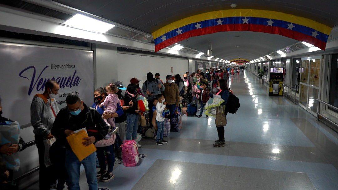 Llegan a Venezuela en las alas de Conviasa 251 repatriados de Perú