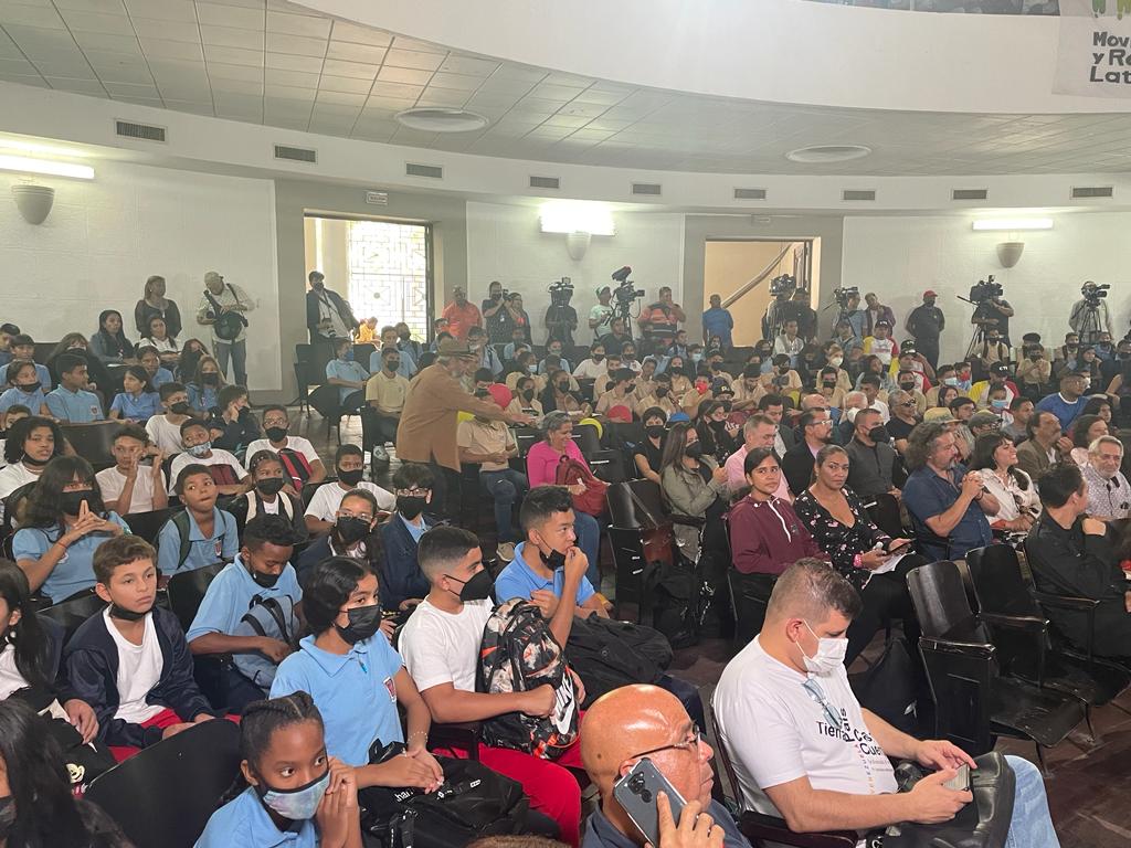Estudiantes proponen creación de la Escuela Nacional de Poesía en el Liceo Andrés Bello de Caracas