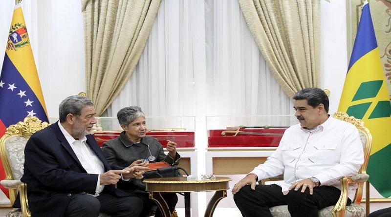 Mandatario Nacional recibe al primer ministro de San Vicente y Las Granadinas