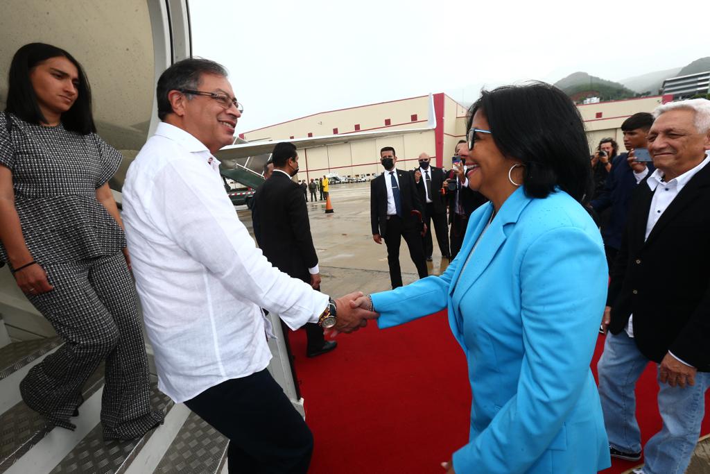 Arriba a la Patria de Bolívar el presidente colombiano Gustavo Petro tras reanudación de las relaciones bilaterales