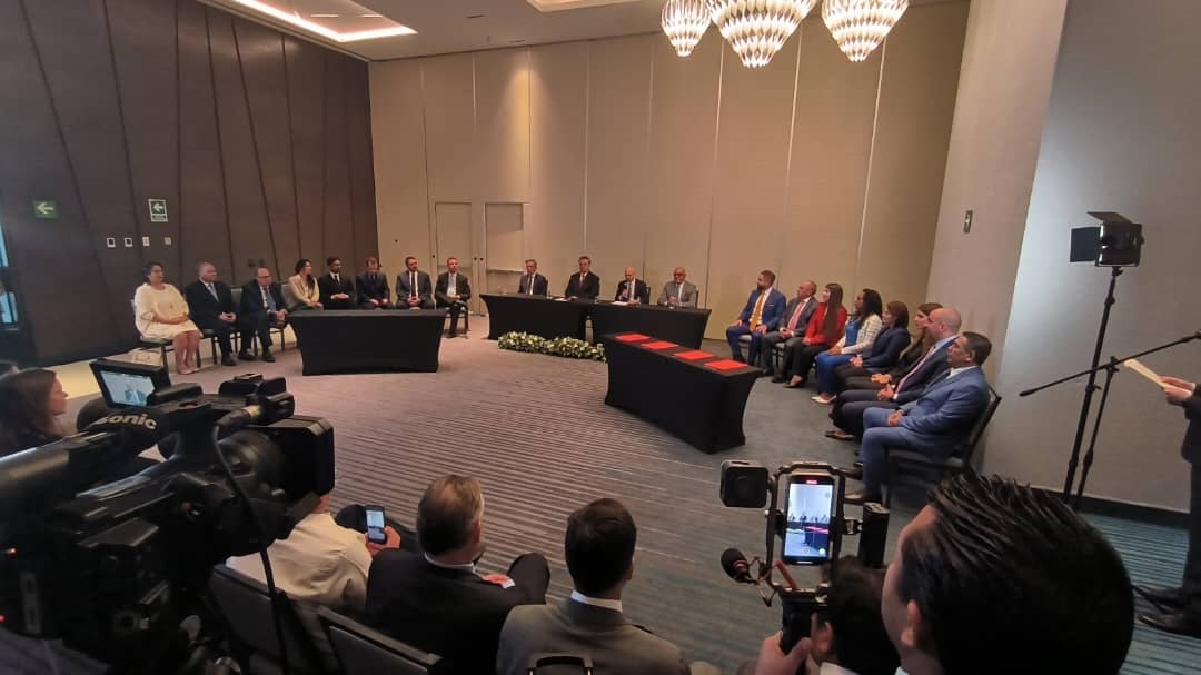 Gobierno Bolivariano y oposición firman segundo acuerdo parcial en México