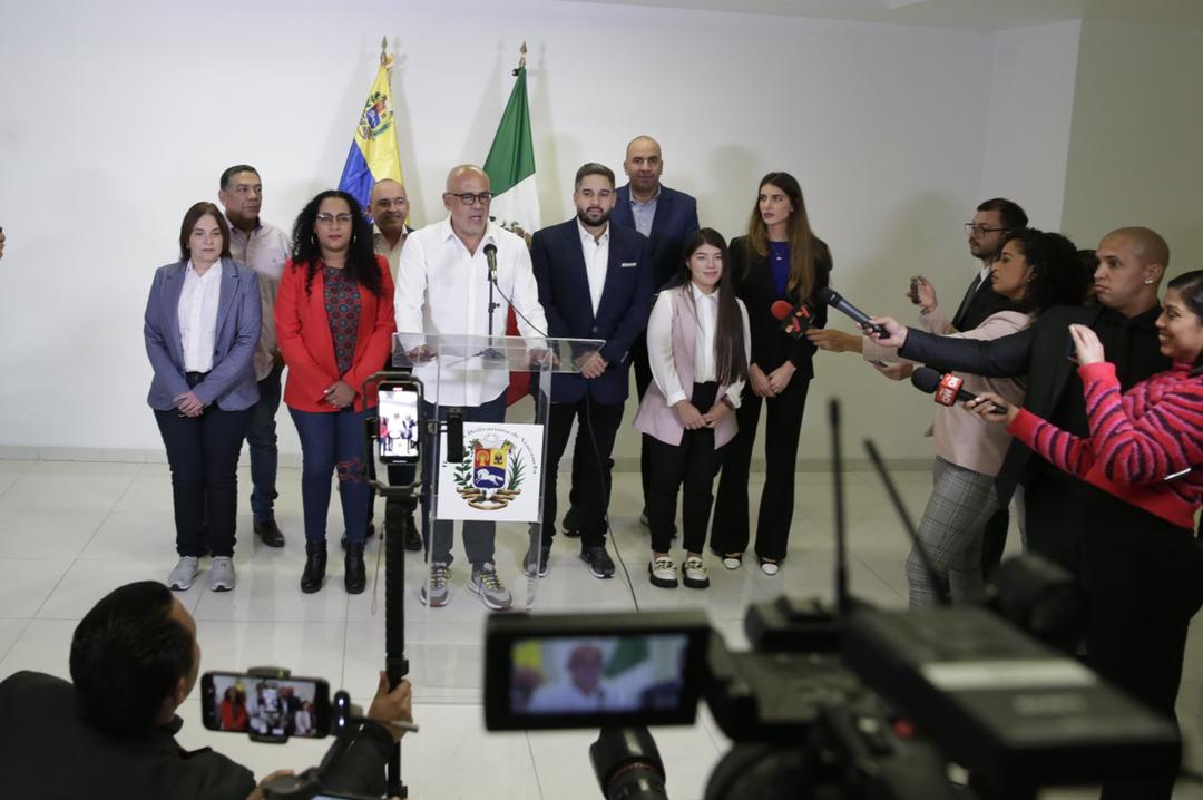 Delegación del gobierno venezolano llega a México para diálogo con la oposición