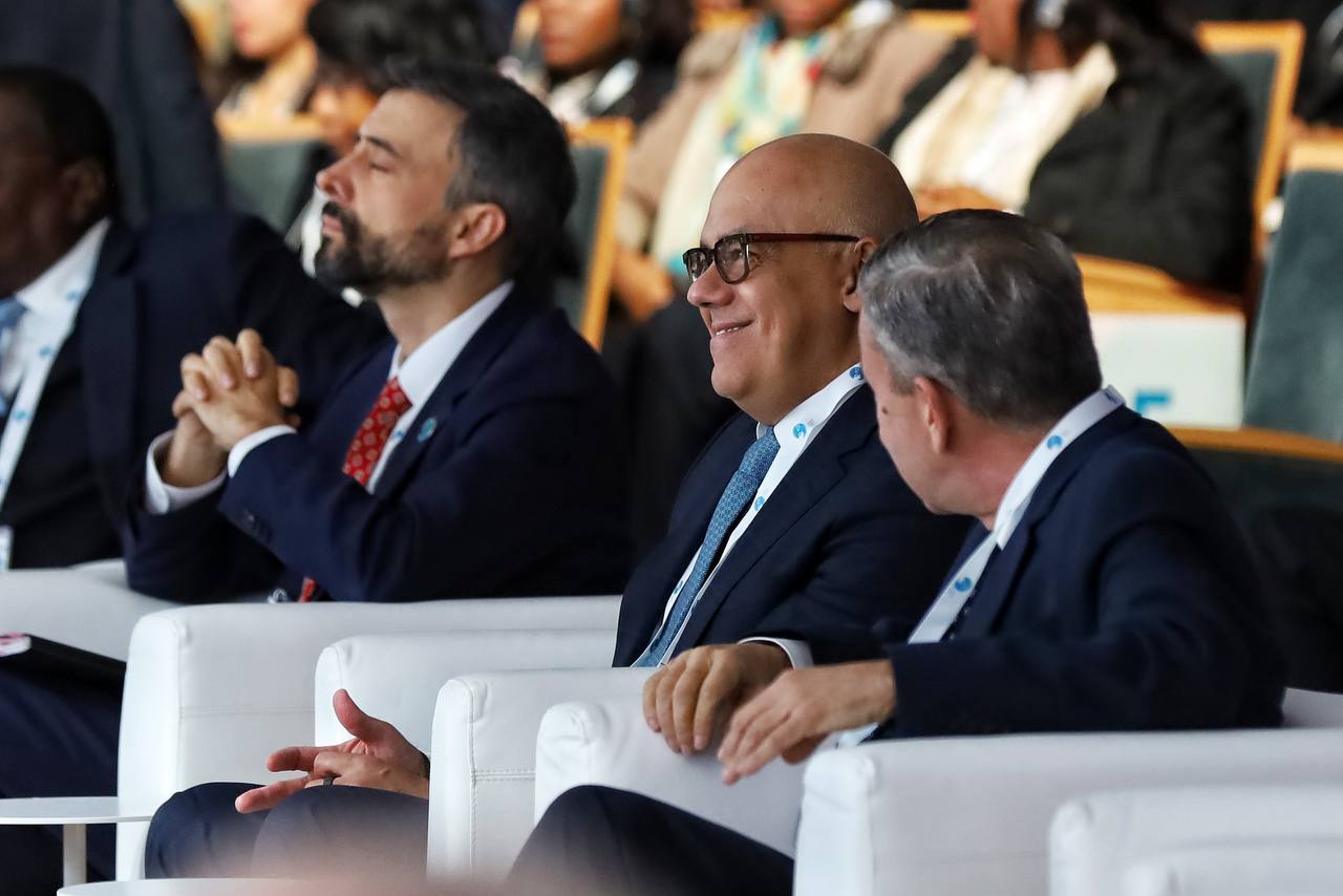 Presidente de la AN arriba a Francia para participar en el V Foro de París por la Paz