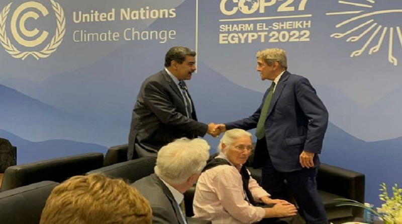 Presidente Maduro y enviado especial de EE. UU. John Kerry se saludan durante la COP27