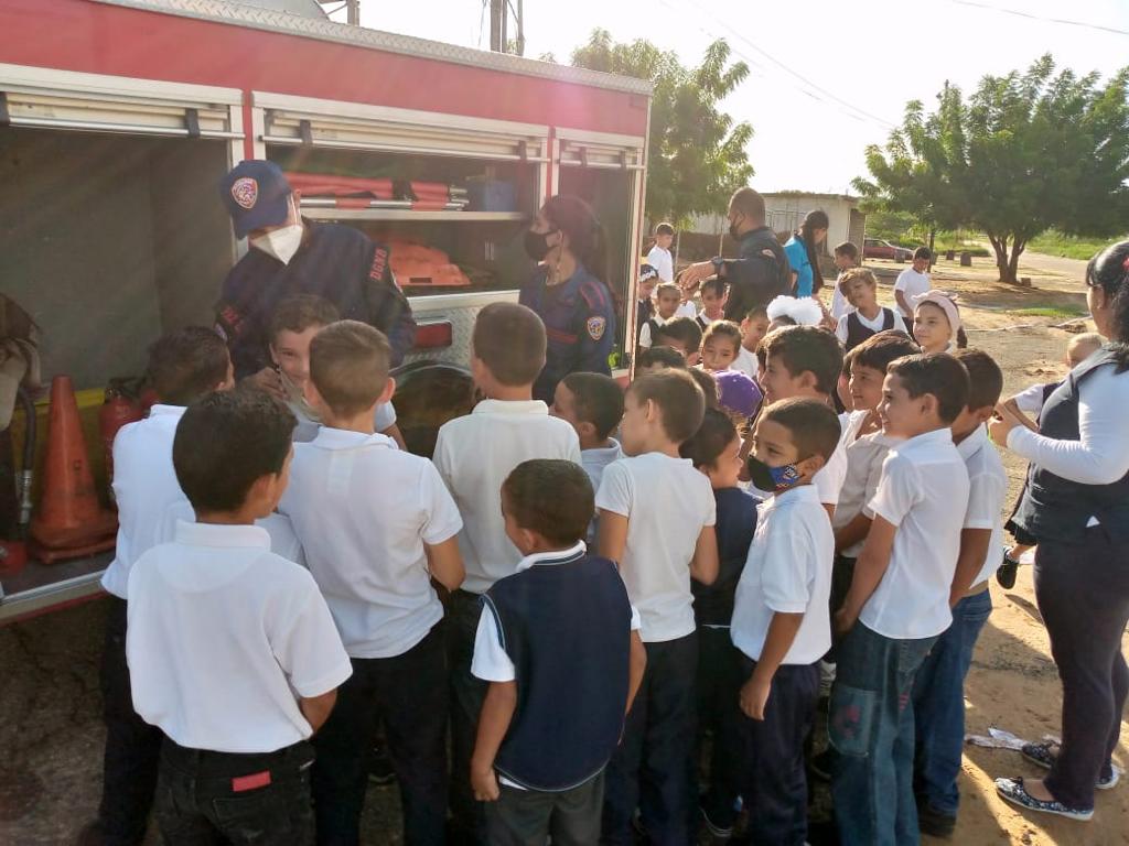 Zulia: Bomberos del municipio Miranda ofrecen conocimientos en pro de las comunidades