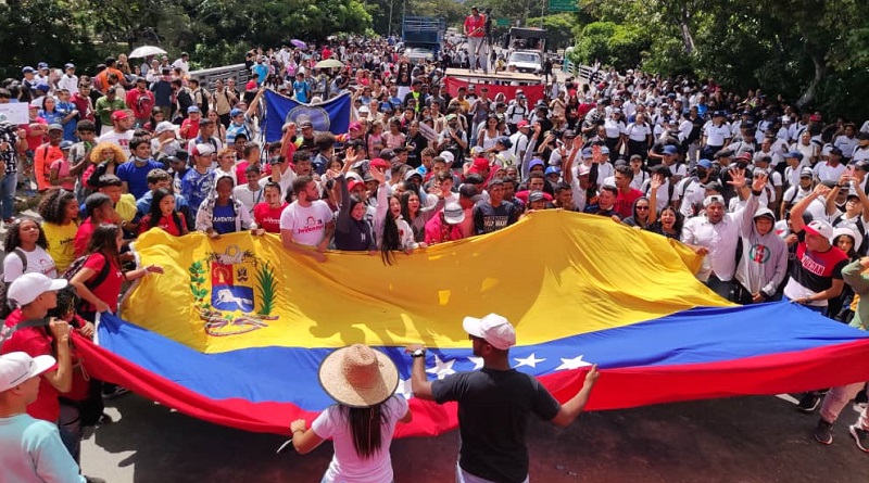 Estudiantes Universitarios celebran el acceso libre a la educación superior en Venezuela