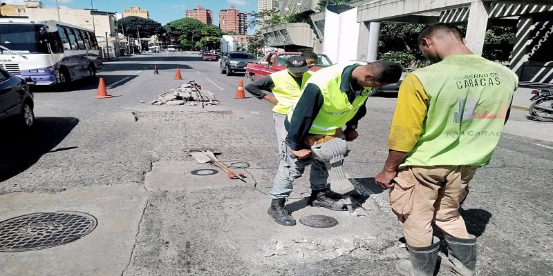 Continúan trabajos de recuperación de vialidad en parroquia San Agustín de Caracas