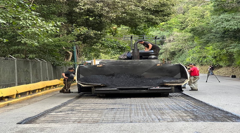 Gobierno de Caracas realiza corrección de calle con mil 500 toneladas de asfalto en El Paraíso