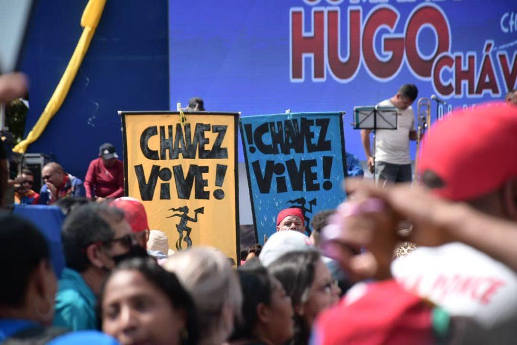 People in the streets reaffirm their loyalty and love for Commander Chávez