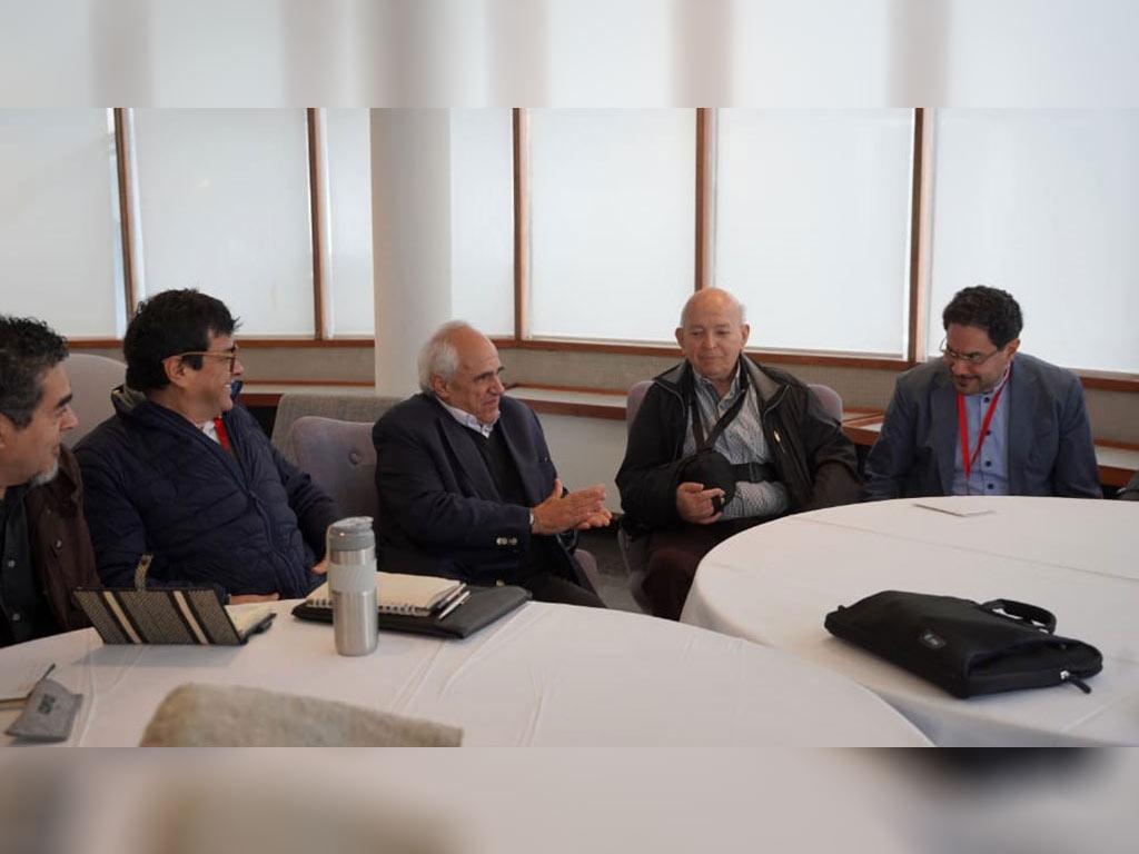 Expresidente de Colombia Ernesto Samper visita delegaciones de paz