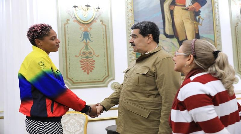 Presidente Maduro recibe a la triple campeona de salto triple Yulimar Rojas