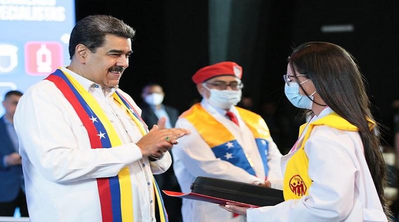 Presidente Maduro lidera acto de graduación de Médicos y Enfermeras Especialistas del Sistema Público Nacional de Salud