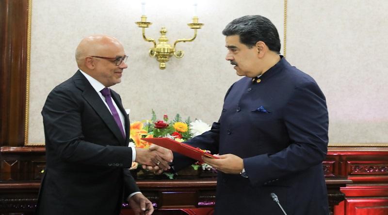 AN delivers to President Maduro notification of start of the 2023 legislative term