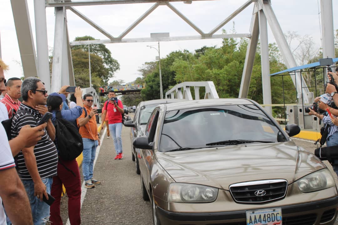 Opened vehicular crossing at the José Antonio Páez International Bridge in Apure state