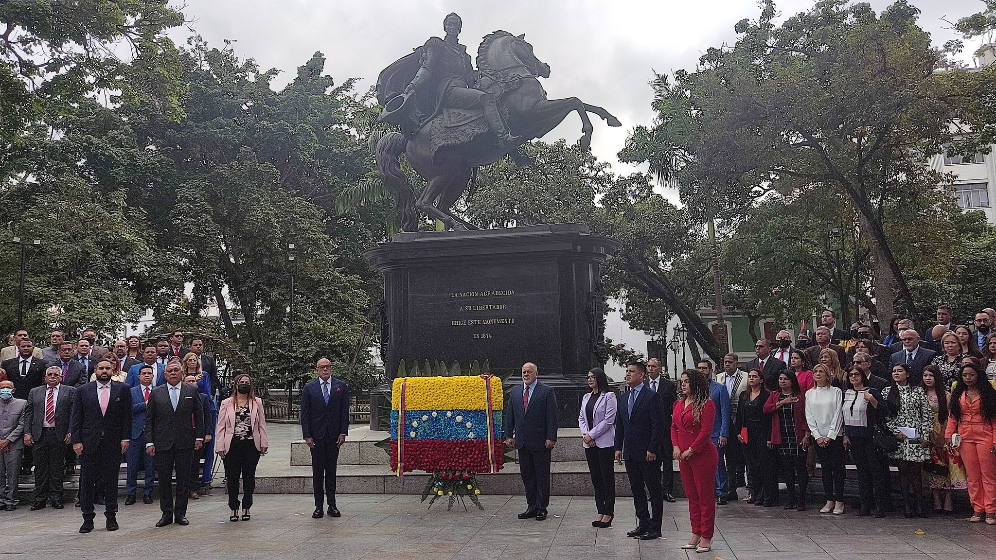 Diputados de la AN realizan ofrenda floral al Libertador en la Plaza Bolívar de Caracas