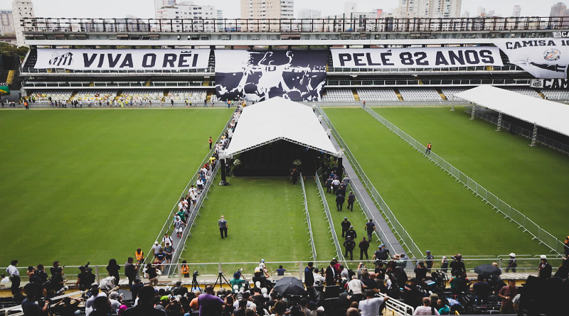 Brasileños dan último adiós al «Rey» Pelé con un velorio de 24 horas