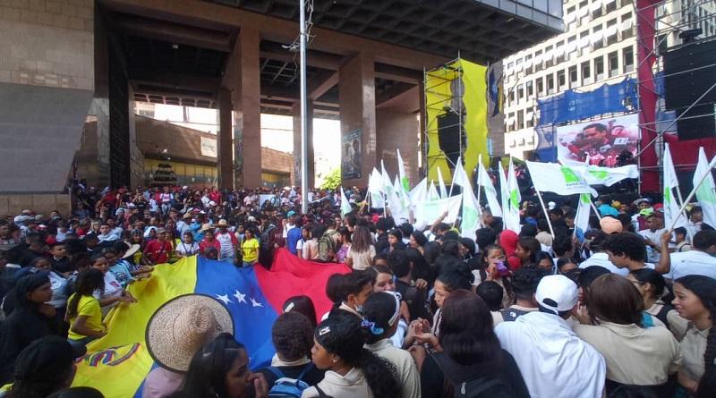 Jóvenes de la patria se movilizan en honor a Robert Serra