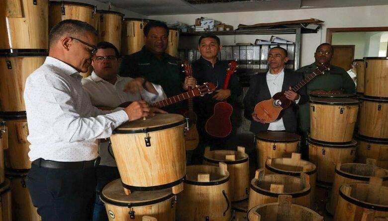 Ministro de Cultura entregó kits gaiteros e inspeccionó obras en Maracaibo