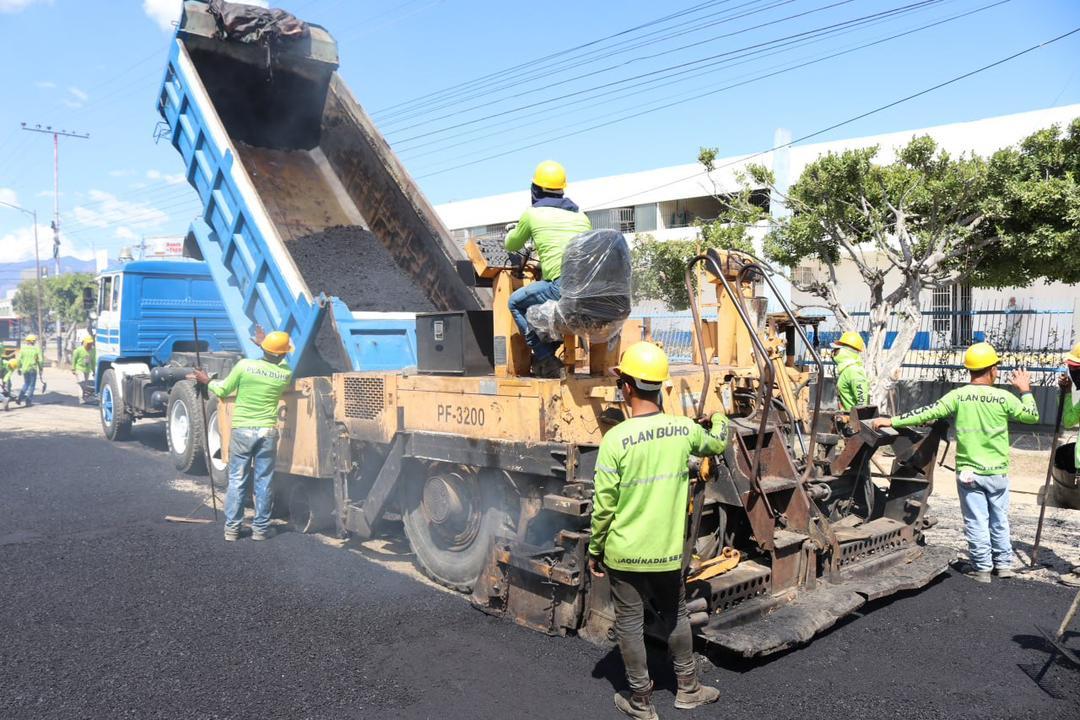 Avanzan trabajos de asfaltado de la avenida industrial La Quizanda de Valencia