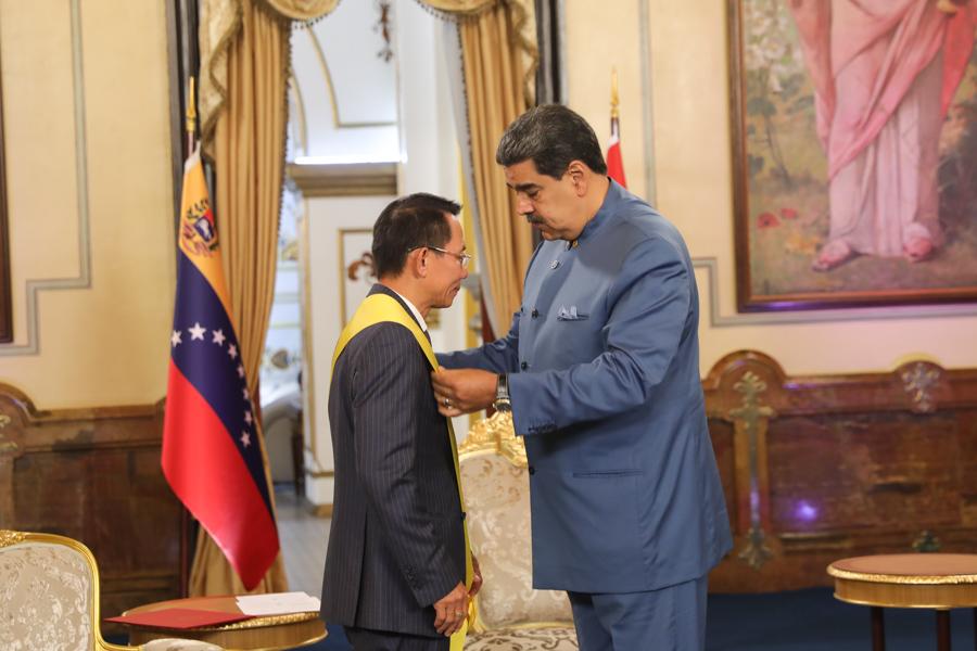Presidente Maduro condecora a embajador de Vietnam tras labor diplomática cumplida en Venezuela