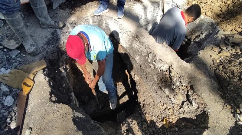Brigada de Hidrocapital realiza exploración de avería en la parroquia El Paraíso en Caracas