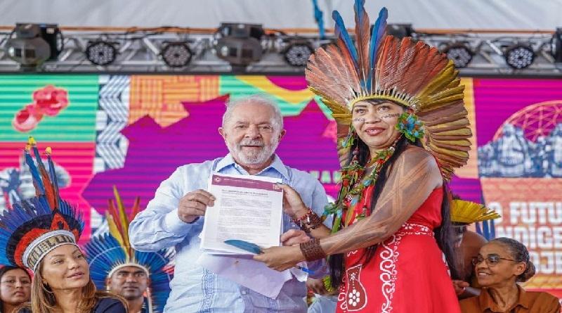 Presidente Lula firma demarcación de tierras a pueblos indígenas en Brasil