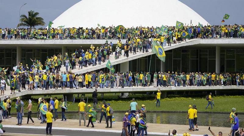 Justicia de Brasil imputa a 100 radicales bolsonaristas por ataques en Brasilia