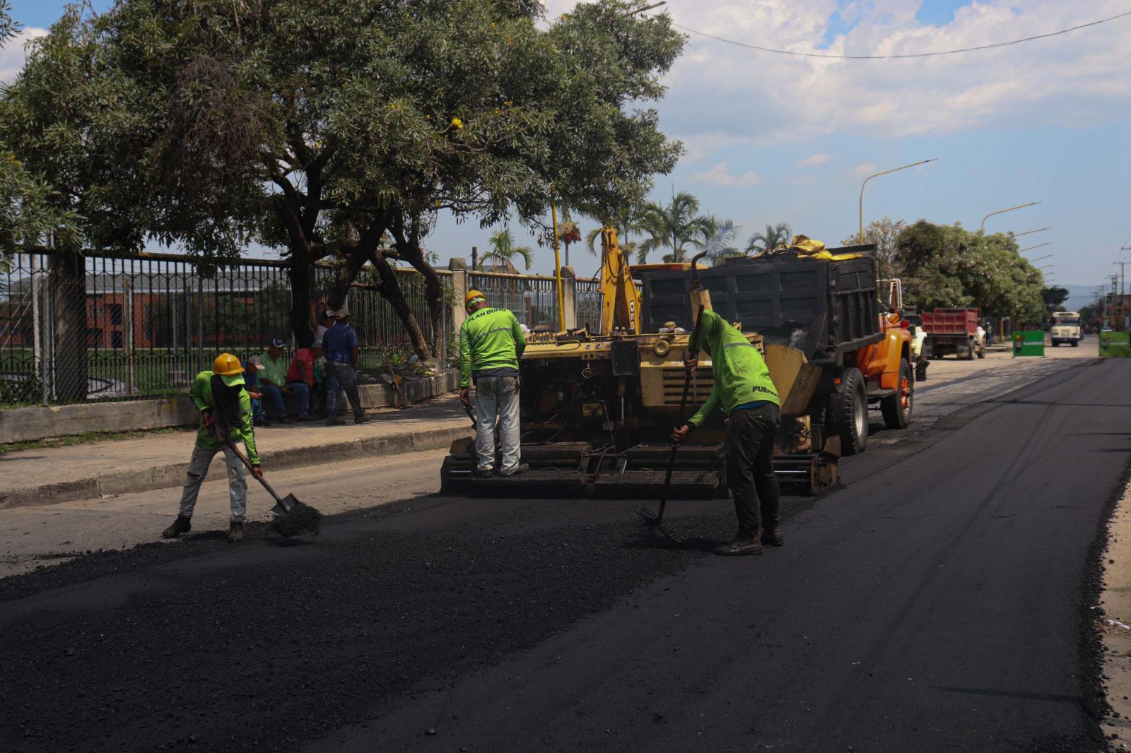 Alcalde Fuenmayor supervisó trabajos de asfaltado de la Vía El Paíto de Valencia