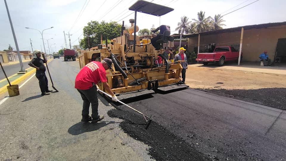 Zulia: Colocan 200 toneladas de asfalto en San Rafael de El Moján en Mara