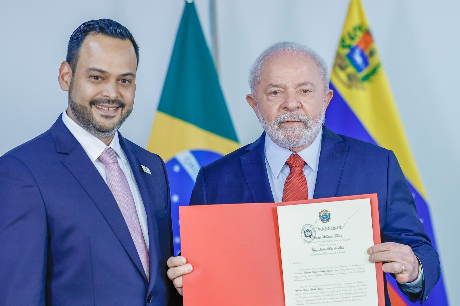 Embajador designado de Venezuela ante Brasil entrega cartas credenciales al presidente Lula Da Silva