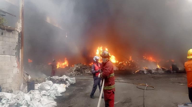 Funcionarios del SNGR extinguen incendio en parroquia Antímano de Caracas