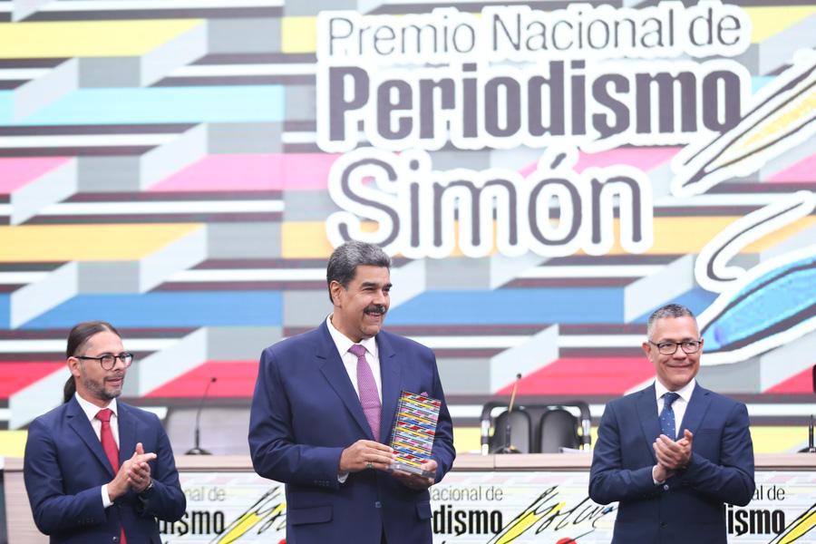 Presidente Maduro insta a comunicadores sociales a defender la democracia del país