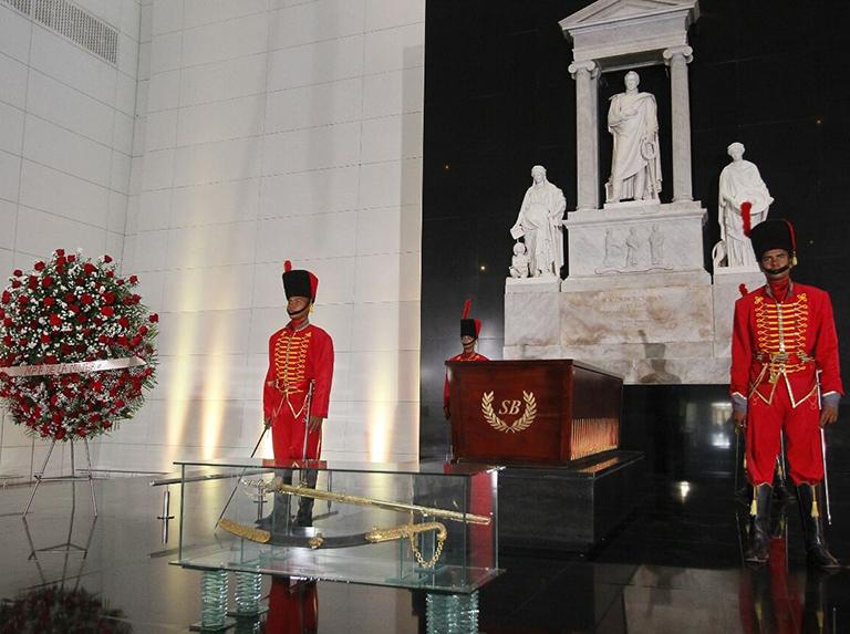 Realizan ofrenda floral ante El Libertador Simón Bolívar por aniversario de la Caricom