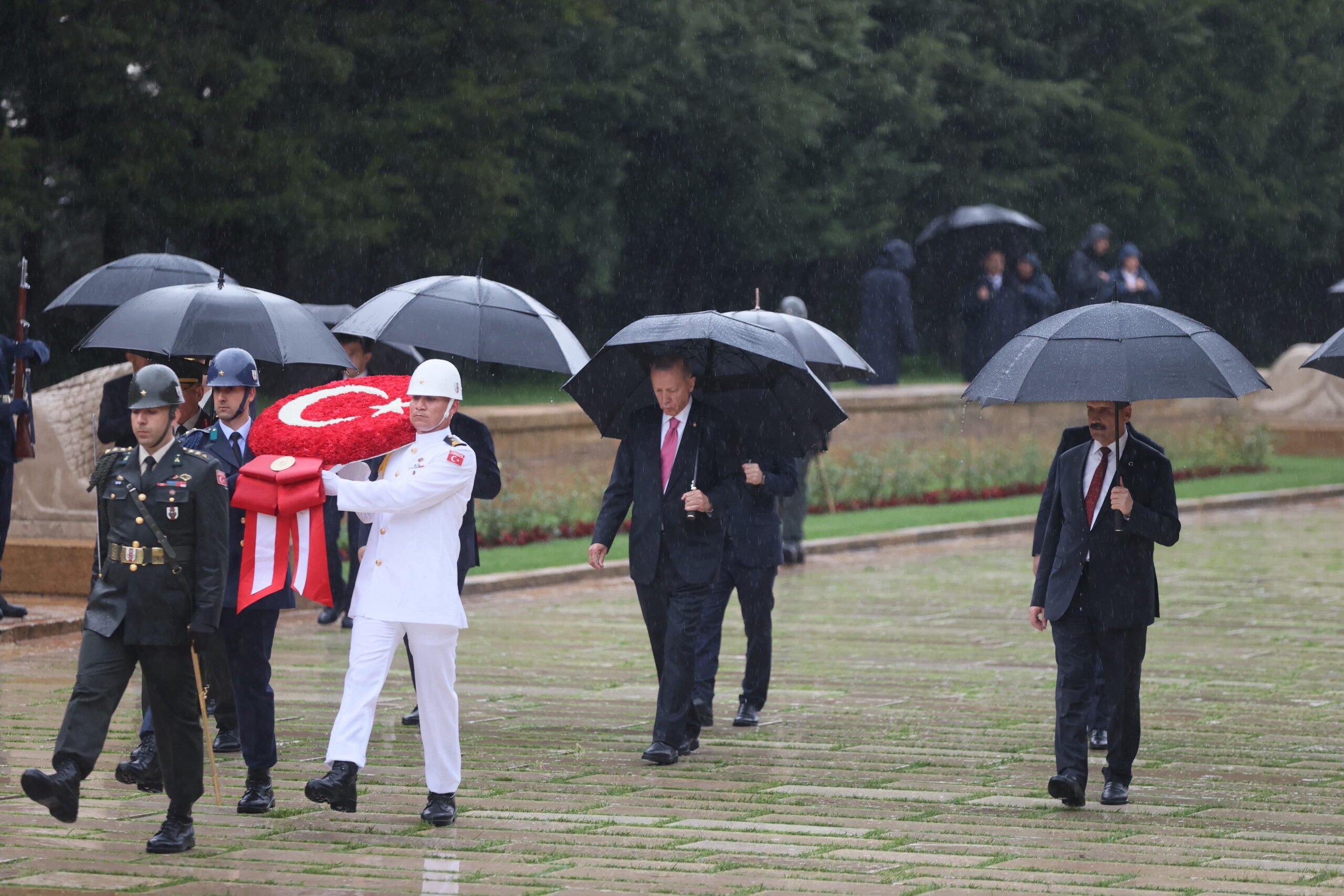 Erdoğan rinde honores a Atatürk tras jurar como presidente de Túrkiye
