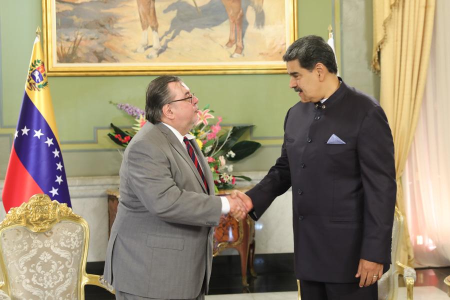 Embajador de Uruguay entrega cartas credenciales ante el presidente Maduro