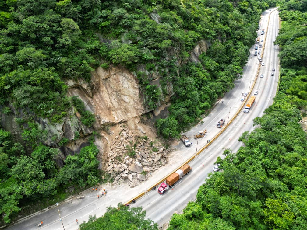 Cierre y canal de contraflujo por 48 horas: Despliegan maquinaria pesada para despeje de la autopista Valencia – Puerto Cabello