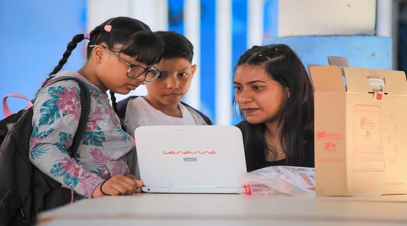 Entregan computadoras Canaima a estudiantes de la escuela «Crucita Delgado» de Caracas