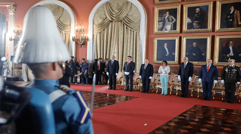 Autoridades nacionales abren Arca que contiene Libro de Actas del Supremo Congreso de 1811