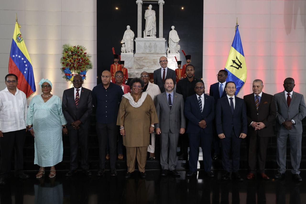 Primera ministra de Barbados rinde homenaje a El Libertador con ofrenda floral