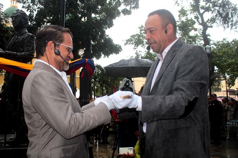 Carabobo recibe réplica del Espadín del Brigadier Simón Bolívar