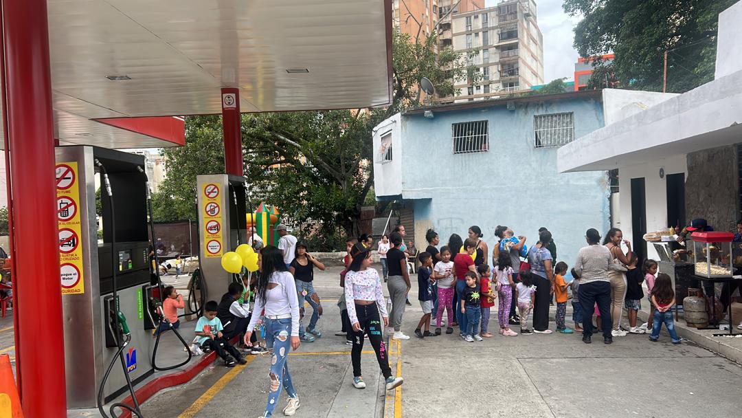 Jóven atleta brinda día extraordinario a más de 200 niños en Caracas
