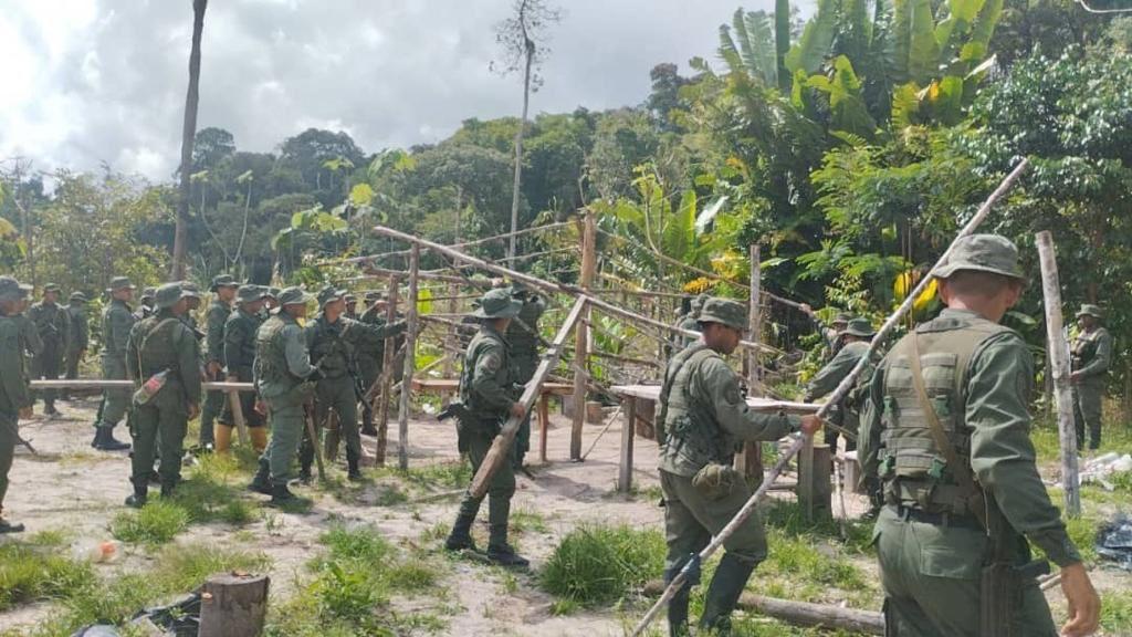 Fanb desmantela ciudadela de más de 28 viviendas improvisadas en Amazonas