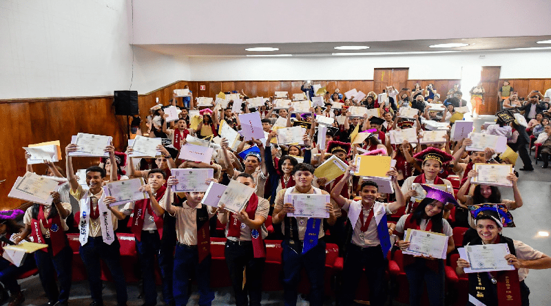 Jóvenes de la Escuela José Martí recibieron respaldo del Ministro de Educación en cierre anual