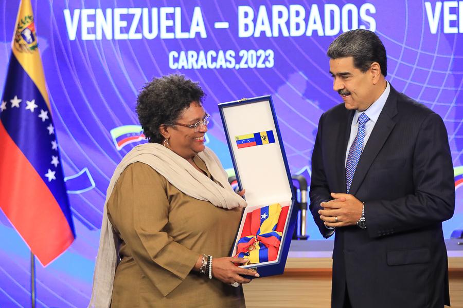Presidente Maduro entregó condecoración Orden Libertadores y Libertadoras a la Primera Ministra de Barbados