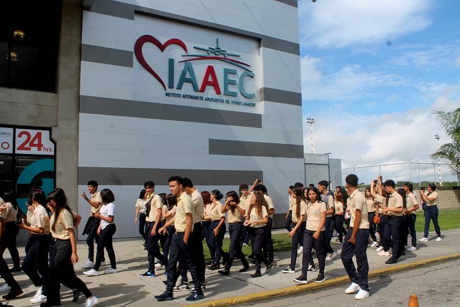 Bachilleres disfrutaron de jornada vocacional en el Aeropuerto “Arturo Michelena”