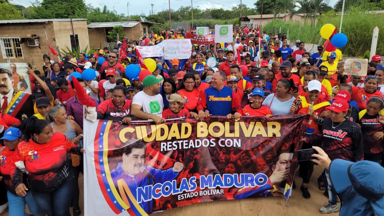 La marea roja de la parroquia José Antonio Páez da su respaldo al presidente Nicolás Maduro da su respaldo al presidente Nicolás Maduro