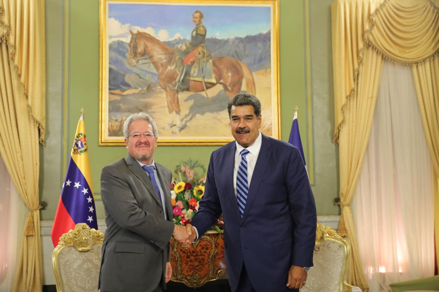 President Maduro receives Credentials from the Ambassador of the French Republic