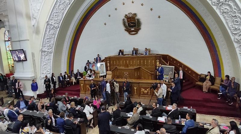 Entregan a la AN documento que reafirma pertenencia del Esequibo a Venezuela