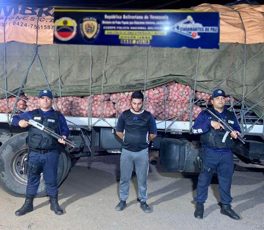 Efectivos de seguridad aprehenden sujeto por trasladar más de 7 mil kilos de papa ilegalmente